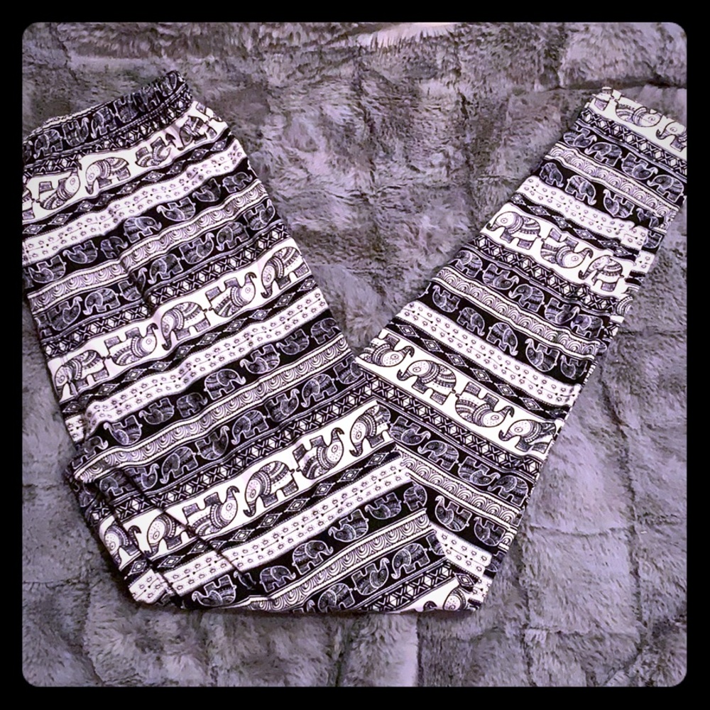 2/$10 Black and white elephant leggings